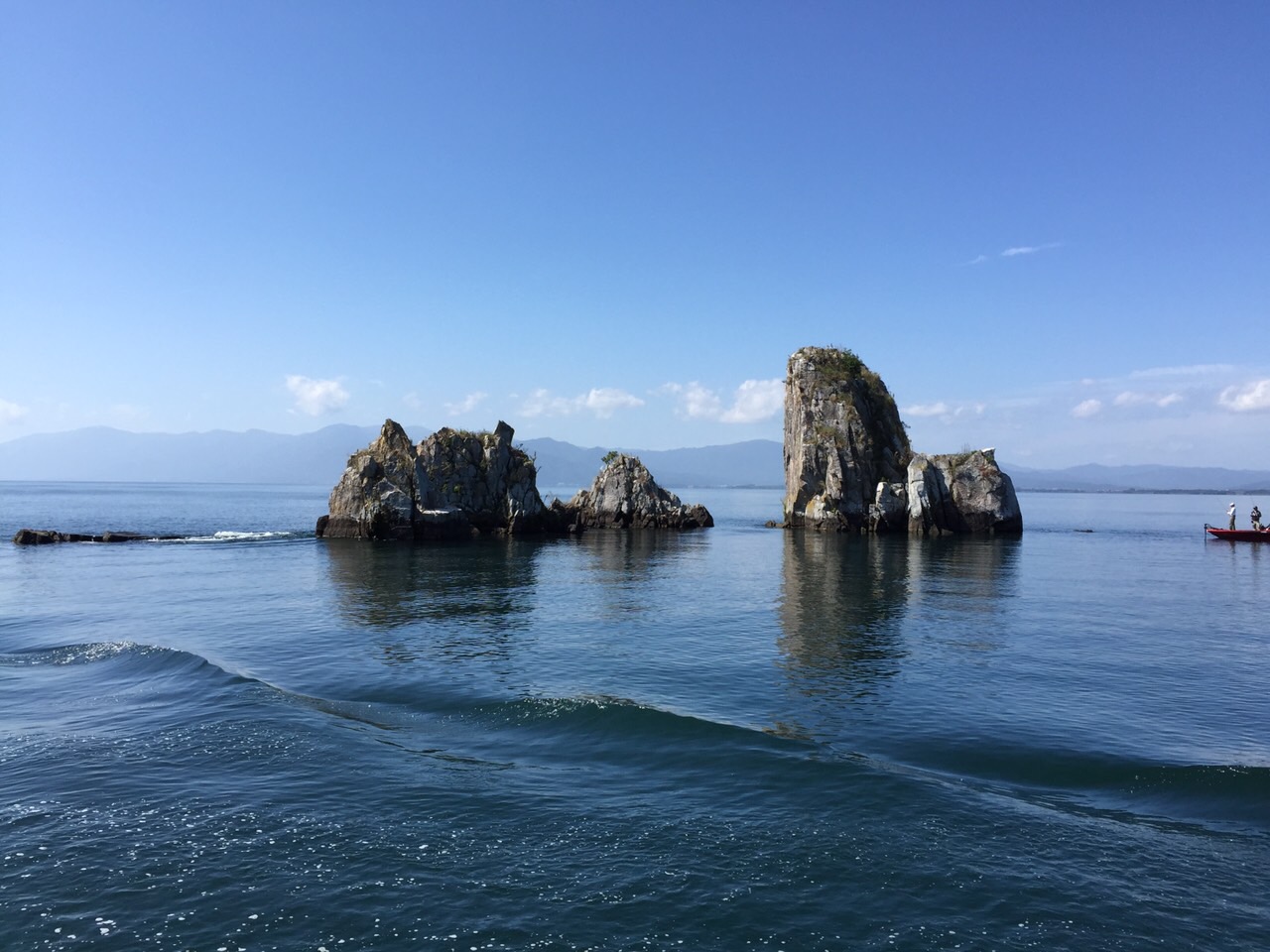 琵琶湖に浮かぶ岩