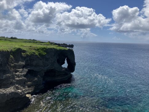 沖縄の岩壁