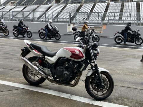鈴鹿サーキットで走る準備をしている相棒CB400SF