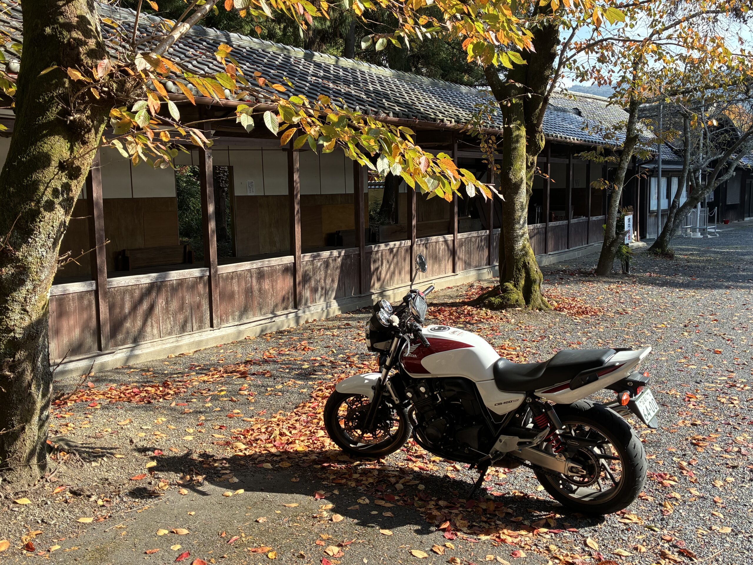 お寺で小休止。バイクのマフラー、キンキン。