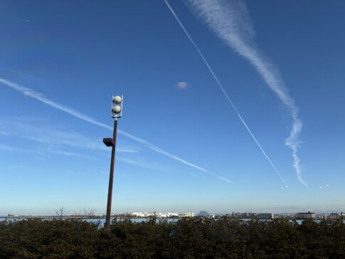冬の空に三本のそれぞれの形が違う飛行機雲が