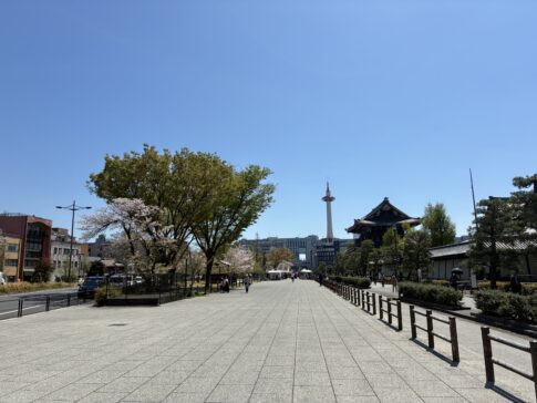 青空の下の京都